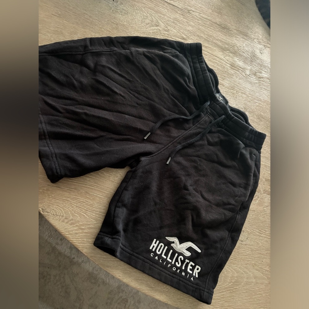 Hollister Black Athletic Shorts with Relaxed Fit